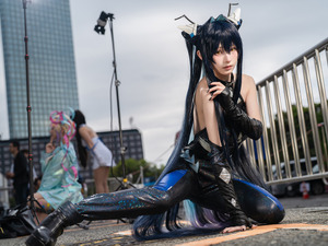 【コスプレ】背中のラインが美しすぎる！神秘的な瞳で語りかけてくる『NIKKE』リトルマーメイドがもはや本物【写真8枚】 画像