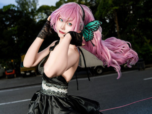 【コスプレ】背中越しの笑顔にドキッ！スラリと伸びた美脚も魅せる「巡音ルカ」の中国美女レイヤー【写真6枚】 画像