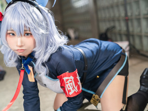 【コスプレ】メモリアルロビーの名シーンをバッチリ再現！タイトな衣装を着こなす『ブルアカ』アコが颯爽と登場【写真9枚】 画像