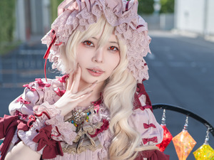 【コスプレ】深紅の色合いを出す素材感と細部の作り込みにも注目！「東方」屈指の危険人物“フラン”レイヤーがハマりすぎ【写真9枚】 画像