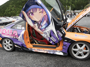 ガルウィングの湊あくあ＆紫咲シオンがイカす！「ホロライブ」「にじさんじ」など奥伊吹に集まったVTuber痛車まとめ【ARCChampionship 2025フォトレポ】 画像