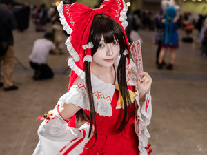 【コスプレ】お札を構え颯爽と妖怪を退治する姿が鮮やか！巫女衣装が似合う“博麗霊夢”の美女レイヤーに注目【写真6枚】 画像