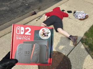 「スイッチ2安く買えたぜ！」目の前には荷物ぶちまけ倒れた人…インパクト抜群の1枚が話題に 画像
