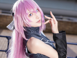 【コスプレ】スラリと伸びる手足と美しいポージングが作り出す圧巻の歌姫オーラ！立ち姿が絵になる巡音ルカが凄すぎる【写真10枚】 画像