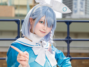 【コスプレ】ふんわりとした微笑みが可愛くて癒やされる！『ブルアカ』アロナが白いリボンに青のセーラー服で爽やかさ全開【写真9枚】 画像