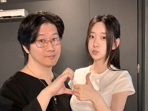 『Stellar Blade』主人公「イヴ」のボディモデルがPC版発売を記念してキム・ヒョンテ氏とのツーショット写真投稿！本物さながらのセクシーなコスプレ画像も 画像