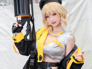 【コスプレ】『NIKKE』アニスの銃を構えたスタイリッシュなポージングが絵になる！魅惑的な表情で魅了する美女レイヤー【写真9枚】 画像