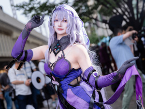 【コスプレ】黒ストッキングが魅せるエレガントさとミステリアスな雰囲気がいい！『崩スタ』ブラックスワンが艶のある美しさを披露【写真9枚】 画像