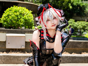 【コスプレ】『アークナイツ』Wの美脚が映える黒ストッキングに熱視線！ピチッとしたボディスーツも似合う美女レイヤー【写真8枚】 画像