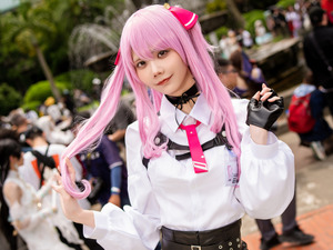 【コスプレ】『NIKKE』ユニのスラッとした美脚に目が釘付け！ピンクのツインテールも似合う美女レイヤー【写真10枚】 画像