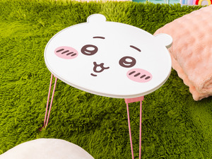 「ちいかわ」キュートな顔が天板にデザイン！インテリアにも使いやすいミニテーブルがプライズ化 画像