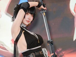 【コスプレ】『鳴潮』漂泊者の脇チラにドキドキ！公式レイヤーが360度隙の無いポージングを披露【写真9枚】 画像