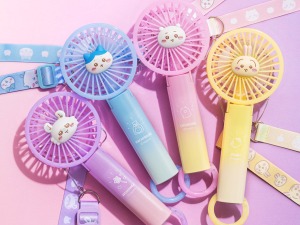 「ちいかわ」夏のレジャーにピッタリな新商品が本日7月4日11時より発売！虹色に光るハンディファン、フローティング防水ケースなど便利なアイテム 画像