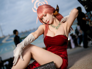 【コスプレ】脇チラと美脚にグッとくる！『ブルアカ』陸八魔アルの赤ドレス姿はシルエットがセクシーすぎた【写真8枚】 画像