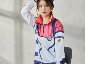 パイスーを着こなすモデルさんがマチュそのもの！「ガンダム ジークアクス」雰囲気満点の制服ニットやジャージなどが予約受付実施 画像