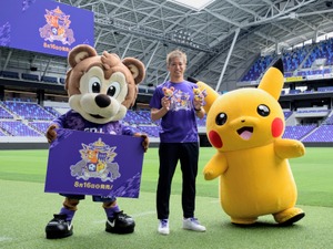 『ポケモン』グッズ持って「サンフレッチェ広島」を応援！「ポケモンセンターヒロシマ」コラボアイテムとして、チームカラーの紫にヒメグマたちをデザイン 画像