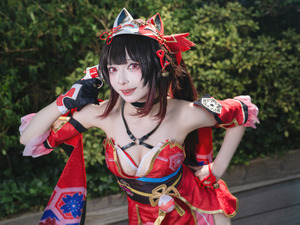 【コスプレ】妖しの笑みに誘惑されそう！脚線美も素晴らしい『崩スタ』花火が似合う美女レイヤーに注目【写真7枚】 画像