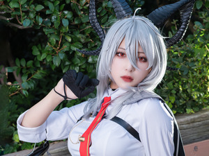 【コスプレ】白シャツにパンツルックが似合いすぎ！優雅なポーズがかっこいい『鳴潮』ザンニーの美女レイヤー【写真10枚】 画像