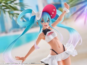 健康的な日焼け姿の「初音ミク」！「レーシングミク2024」公式イラストのフィギュアが8月上旬よりアミューズメント施設にて展開 画像