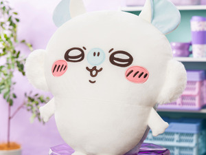 思わず抱きしめたくなる!?「ちいかわ」より「モモンガ」が全高約45センチの巨大ぬいぐるみに 画像