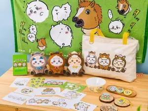 「ちいかわ ハッピーバッグ2026（午年）」受注締切迫る！馬になったぬいぐるみや、ユニークな絵柄のポストカードブックなど計9アイテムがセットに 画像