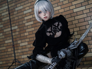 【コスプレ】CGと見紛う美貌と質感を再現！『ニーア』2Bがスレンダーなボディと武器を構えたポージングで魅せる【写真9枚】 画像