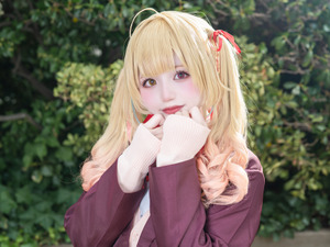 【コスプレ】キラキラの瞳に甘えた表情が可愛い！ミニスカ制服×ニーハイで魅せる振り向き姿もキュートな「星川サラ」に注目【写真9枚】 画像