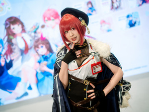 【コスプレ】香港で使える「ホロライブ」デザインの交通ICカードとは？マリン船長に扮した美女レイヤーがPRする便利アイテムを紹介【写真9枚】 画像