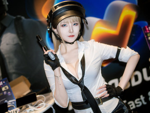 【コスプレ】ショーパン×ニーハイの『PUBG MOBILE』ガンナーがあまりに美しすぎる！銃を構えたスレンダー美女に注目【写真8枚】 画像