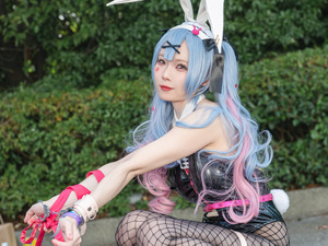【コスプレ】ミクさんバニーが「ワンフェス」に出現！スレンダースタイルに網タイツの挑発ポーズがどハマりな美女レイヤー【写真9枚】 画像
