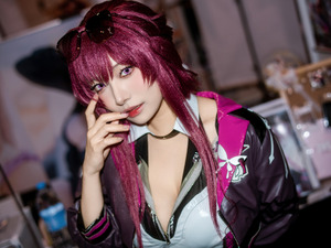 【コスプレ】『崩壊：スターレイル』カフカのセクシーな眼差しがたまらない！黒ストッキングに映える美脚を見よ【写真8枚】 画像