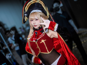 【コスプレ】「着せ恋」×「宝鐘マリン」コラボの海夢が絶対領域を展開！へそ出し×ニーハイがグッとくる美スタイルに釘つけ【写真7枚】 画像