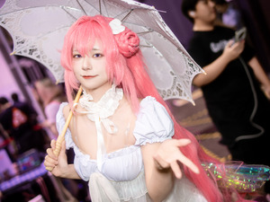 【コスプレ】純白の夏衣装が麗しい！『NIKKE』ドロシーの美脚を存分に魅せる香港の美女レイヤー【写真8枚】 画像