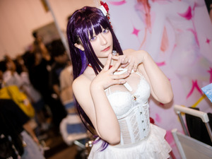 【コスプレ】スラリと伸びた手足がミニスカドレスに映えすぎ！『NIKKE』ミハラのクールな微笑みに涼を感じる【写真6枚】 画像