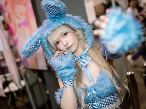【コスプレ】香港のアイドルがモフモフなへそ出しバニーガールに！金髪美女のウインクにやられてしまう【写真8枚】 画像