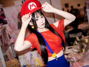 【コスプレ】香港美女の「マリオ」がスタイル良すぎ！シースルーのチラ見せ衣装にドキドキが止まらない【写真7枚】 画像