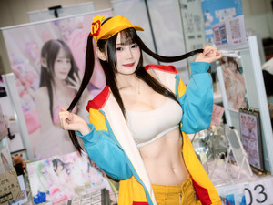 【コスプレ】美しすぎるマクドナルド店員コスを香港で発見！スポーツブラからニーハイまで計算され尽くしたファッションを見よ【写真7枚】 画像