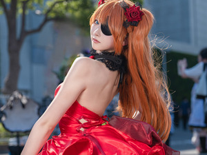 【コスプレ】背中で魅せる『NIKKE』コラボのアスカ、学マスやホロライブの夏衣装も必見！「コミケ106」美女レイヤー13選【写真61枚】 画像