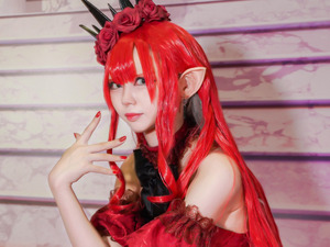 【コスプレ】美脚がチラリ！真っ赤なミニスカドレスを着こなす『FGO』バーヴァン・シーが華やかすぎた【写真9枚】 画像