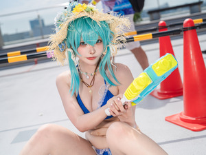 【コスプレ】「SAO」シノンが爽やかな夏の装いで暑さを吹き飛ばす！明るい笑顔で癒しを届ける美女レイヤーに熱視線【写真10枚】 画像