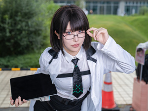【コスプレ】白衣にタイトスカート＆黒タイツが何とも艶っぽい！ドキドキなポージングで魅せる『NIKKE』マナの美女レイヤー【写真9枚】 画像
