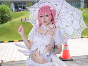 【コスプレ】『NIKKE』ドロシーが日傘片手に爽やか夏衣装で登場！キュートな笑顔と魅惑的なポージングでハートを鷲掴み【写真8枚】 画像
