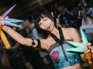【コスプレ】へそ出し衣装とキュートなウインクが可愛い！ネトフリの人気アニメキャラの美スタイルにメロメロにされた【写真8枚】 画像