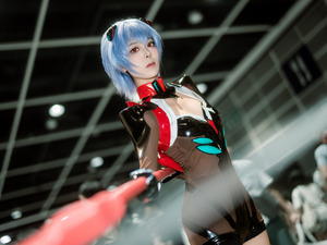 【コスプレ】ウエストほそっ！「ヱヴァンゲリヲン新劇場版」アヤナミレイ（仮称）のシルエットが美しすぎる【写真6枚】 画像