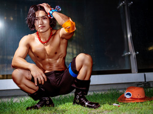 【コスプレ】「ONE PIECE」エースの肉体美の再現度がハンパない！実写版クオリティなムキムキ感を見よ【写真8枚】 画像