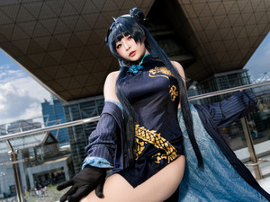 【コスプレ】チャイナドレスから覗く美脚に酔いしれよ！振り向きポーズも圧巻な『ブルアカ」キサラの曲線美が絶景【写真9枚】 画像
