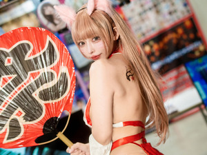 【コスプレ】お狐様、妖艶すぎませんか！？魅惑巫女に引き寄せられて長蛇の参拝客が出来上がる【写真8枚】 画像