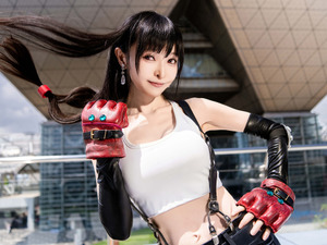 【コスプレ】『FF7』ティファが美スタイルで躍動！細くびれ＆美脚から繰り出すアクションが絵になる【写真10枚】 画像