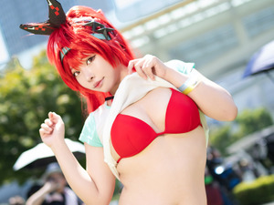 【コスプレ】鮮烈なまでに赤が映える夏衣装！スタイル抜群な『NIKKE』レッドフードの魅惑ボディに目が釘つけ【写真8枚】 画像