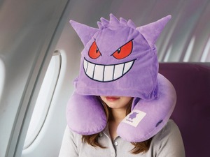 『ポケモン』ゲンガーになりきりながら快適に過ごせる！フード付ネックピローほか、ピカチュウのスーツケースベルトなどトラベルグッズが発売 画像